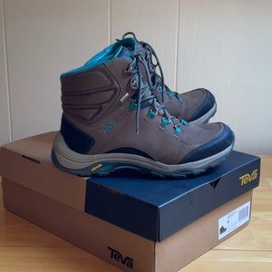 Teva hiking/winter boots size 9